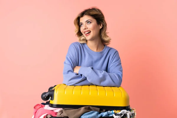 Adolescente Donna Con Insalata Isolata Sfondo Blu Felice Sorridente — Foto Stock