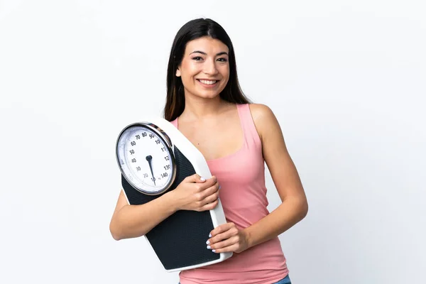 Menina Morena Jovem Sobre Fundo Branco Isolado Com Máquina Pesagem — Fotografia de Stock