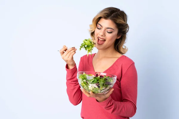 Mulher Adolescente Com Salada Isolada Fundo Azul — Fotografia de Stock