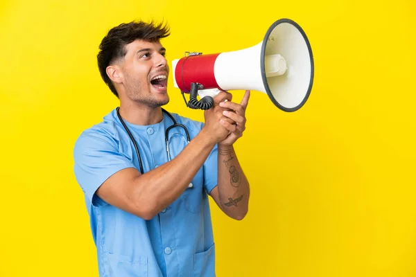 Jonge Chirurg Arts Man Geïsoleerd Gele Achtergrond Schreeuwen Door Een — Stockfoto