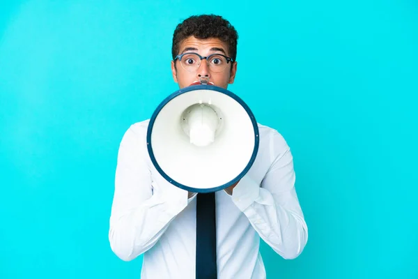 Jonge Business Braziliaanse Man Geïsoleerd Blauwe Achtergrond Schreeuwen Door Een — Stockfoto