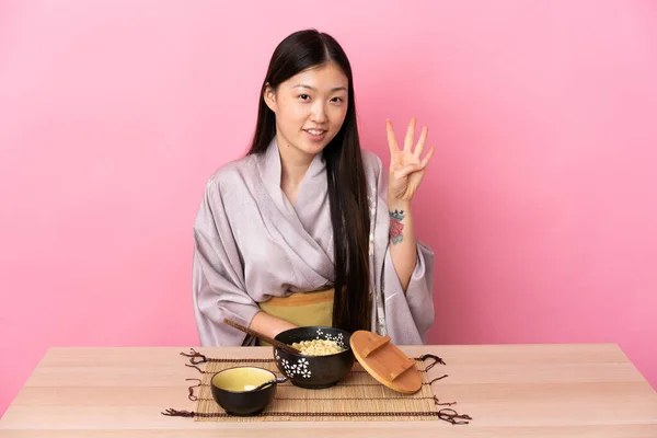 Jong Chinees Meisje Dragen Kimono Eten Noedels Gelukkig Tellen Vier — Stockfoto