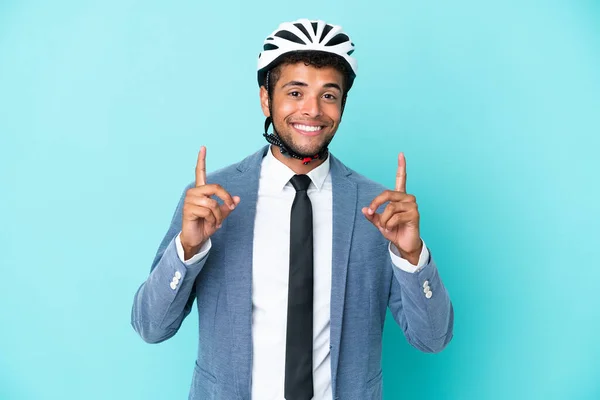 Junger Geschäftsmann Mit Fahrradhelm Auf Blauem Hintergrund Der Auf Eine — Stockfoto