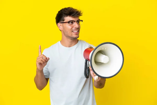 Jonge Blanke Knappe Man Geïsoleerd Gele Achtergrond Met Een Megafoon — Stockfoto