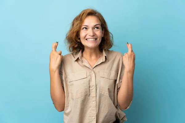 Jonge Georgische Vrouw Geïsoleerd Blauwe Achtergrond Met Vingers Kruisen — Stockfoto