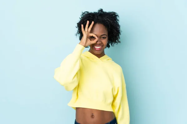 Ung Afroamerikansk Kvinna Isolerad Blå Bakgrund Visar Tecken Med Fingrar — Stockfoto