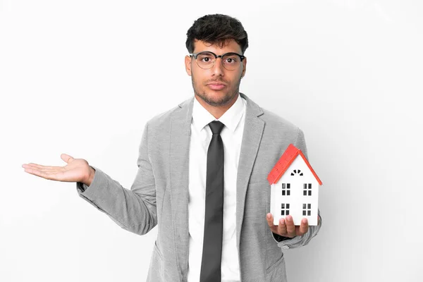 Hombre Negocios Sosteniendo Una Casa Aislada Sobre Fondo Azul Teniendo — Foto de Stock