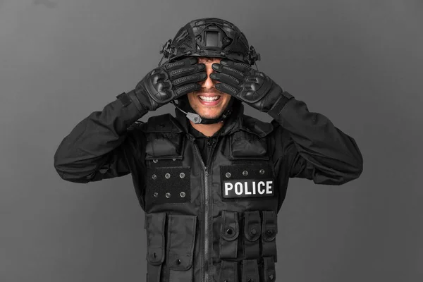 Swat Hombre Caucásico Aislado Sobre Fondo Gris Cubriendo Los Ojos —  Fotos de Stock