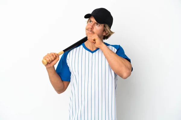 Jonge Blonde Man Spelen Honkbal Geïsoleerd Witte Achtergrond Met Twijfels — Stockfoto