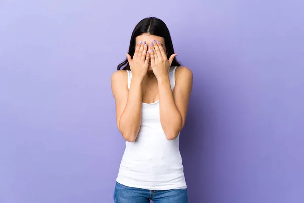 Joven Morena Sobre Aislado Fondo Púrpura Cubriendo Los Ojos Por —  Fotos de Stock