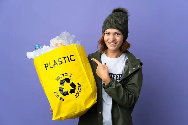 조지아 소녀는 제품을 제공하는 측면을 가리키는 플라스틱 가방을 — 스톡 사진