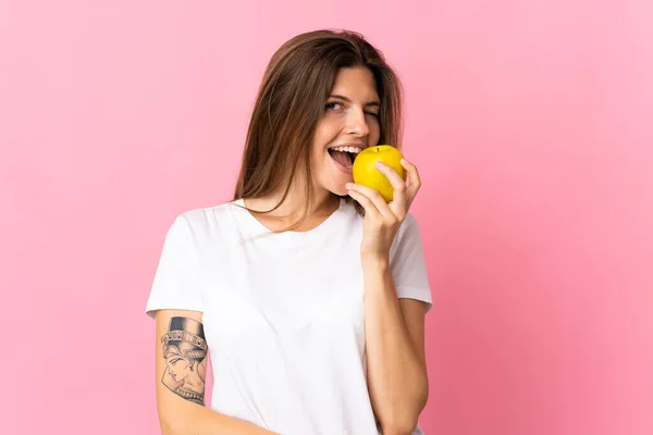 Jong Slovak Vrouw Geïsoleerd Roze Achtergrond Eten Een Appel — Stockfoto