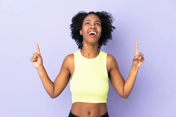 Young African American Woman Isolated Purple Background Surprised Pointing — Stock Photo, Image