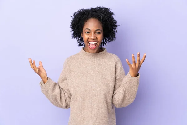 Молода Афроамериканська Жінка Ізольована Фіолетовому Фоні Несподіваним Виразом Обличчя — стокове фото