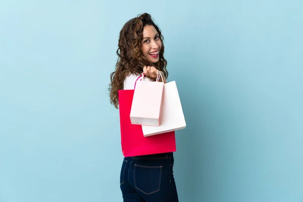 Ung Kaukasisk Kvinna Isolerad Blå Bakgrund Innehav Shoppingväskor Och Leende — Stockfoto