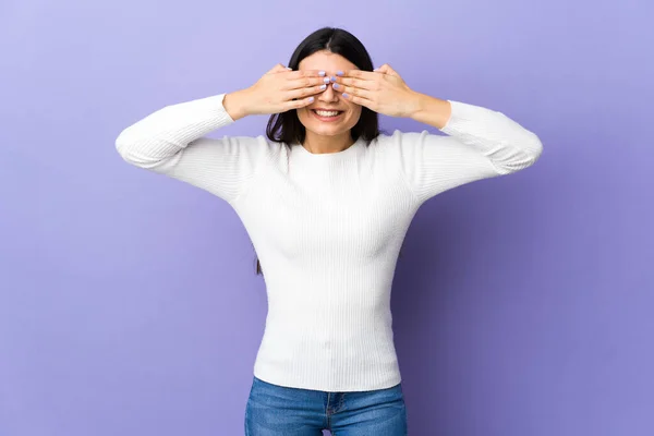 Joven Morena Sobre Fondo Púrpura Aislado Cubriendo Los Ojos Con —  Fotos de Stock