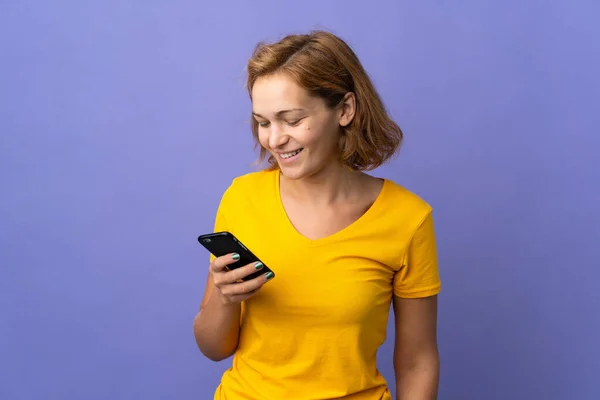 Jonge Georgische Vrouw Geïsoleerd Paarse Achtergrond Verzenden Van Een Bericht — Stockfoto