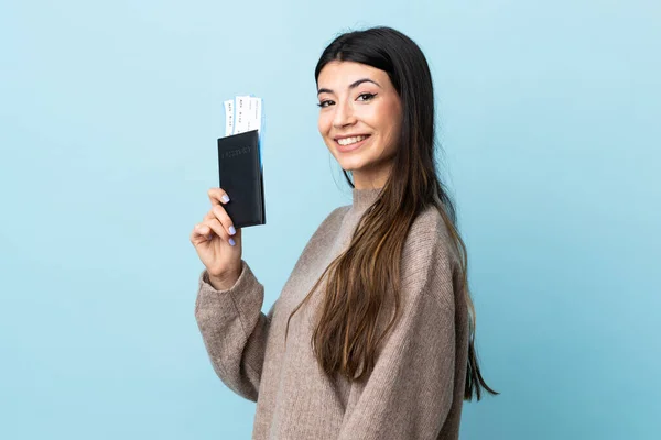 Jong Brunette Meisje Geïsoleerde Blauwe Achtergrond Gelukkig Vakantie Met Paspoort — Stockfoto