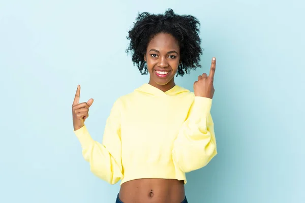 Young African American Woman Isolated Blue Background Pointing Great Idea — Stock Photo, Image