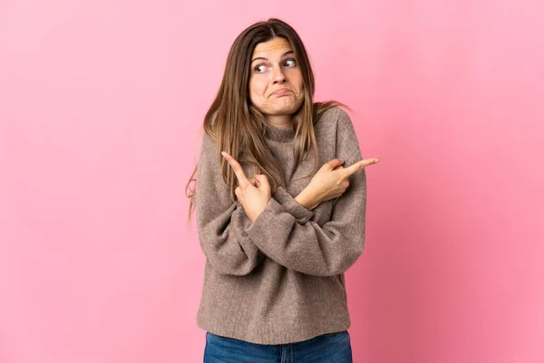 Jovem Eslovaca Isolada Sobre Fundo Rosa Apontando Para Laterais Com — Fotografia de Stock