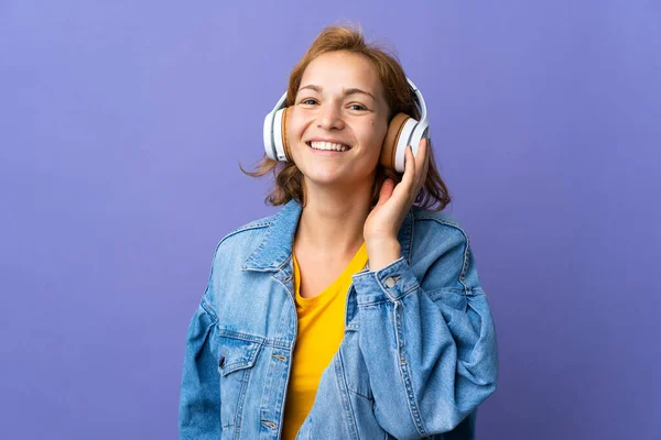 Mor Arka Planda Müzik Dinleyen Genç Gürcü Kadın — Stok fotoğraf