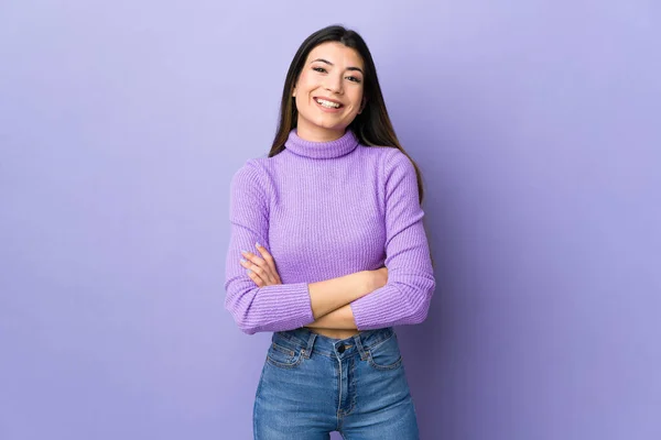 Jonge Brunette Vrouw Geïsoleerde Paarse Achtergrond Houden Van Armen Gekruist — Stockfoto