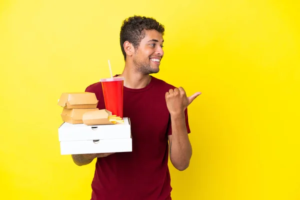 Jeune Homme Brésilien Tenant Des Pizzas Des Hamburgers Fond Isolé — Photo