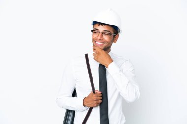 Miğferli, elinde planları olan Brezilyalı mimar yan yana bakıp gülümsüyor.