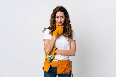 Genç elektrikçi beyaz arka planda izole edilmiş düşünüyor.