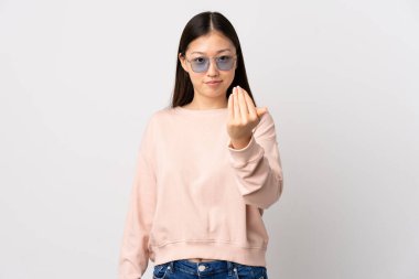 İzole edilmiş beyaz arka planı olan genç bir Çinli kız bizimle gelmek için davet ediyor. Gelmene sevindim.