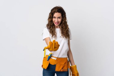 Genç elektrikçi beyaz arka planda izole edilmiş bir şekilde bizimle gelmesi için davet ediliyor. Gelmene sevindim.