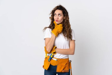 Beyaz arka planda izole genç elektrikçi şüpheleri var