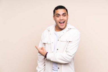 Asyalı yakışıklı adam soyutlanmış geçmişine şaşırmış ve işaret ediyor.