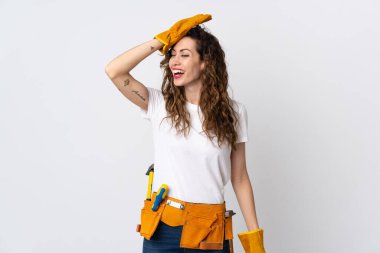 Beyaz arka planda izole edilmiş genç elektrikçi bir şey fark etti ve çözümü arıyor.