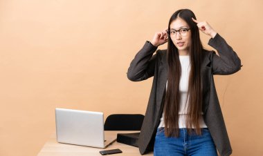 İş yerindeki Çinli iş kadınının şüpheleri ve düşünceleri var.