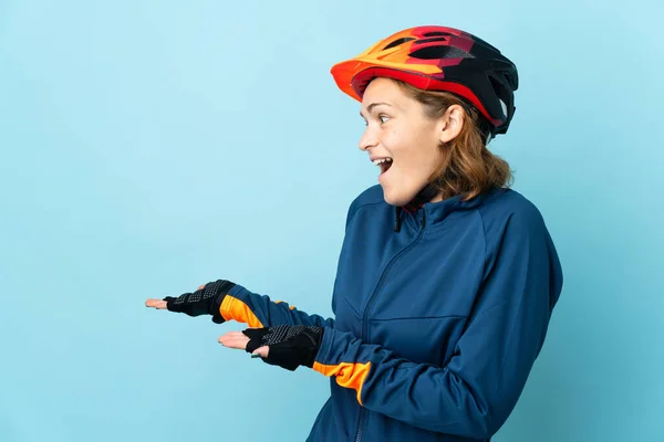 Genç Bisikletçi Kadın Mavi Arka Planda Izole Edilmiş Sürpriz Bir — Stok fotoğraf