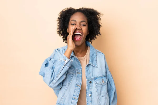 Joven Mujer Afroamericana Aislada Sobre Fondo Beige Gritando Con Boca —  Fotos de Stock