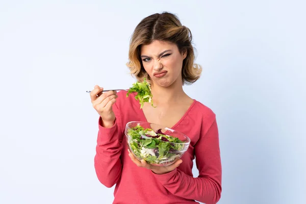 Mulher Adolescente Com Salada Isolada Fundo Azul — Fotografia de Stock