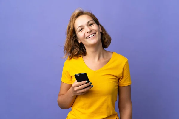 Mujer Georgiana Joven Aislada Sobre Fondo Púrpura Usando Teléfono Móvil —  Fotos de Stock