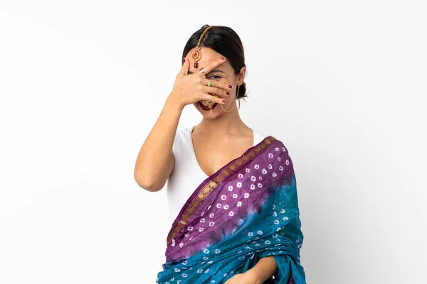 Młoda Hinduska Kobieta Odizolowana Białym Tle Okrywająca Oczy Dłońmi Uśmiechnięta — Zdjęcie stockowe
