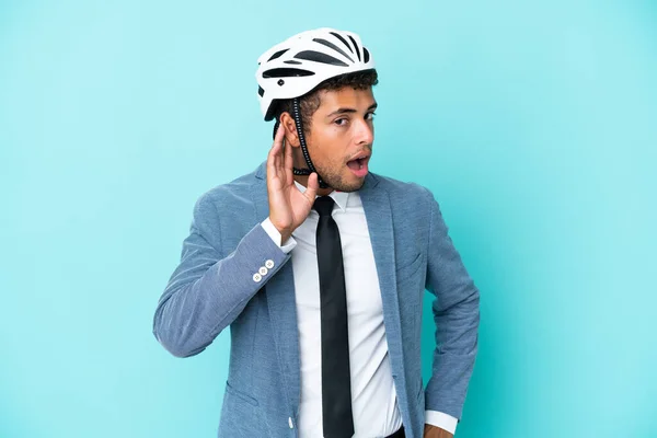 Молодий Бізнесмен Бразилії Шоломом Велосипеді Ізольований Синьому Фоні Слухає Щось — стокове фото