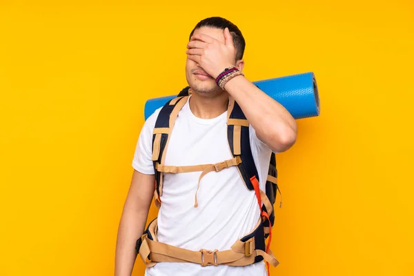 Joven Montañista Asiático Hombre Con Una Gran Mochila Aislada Sobre — Foto de Stock