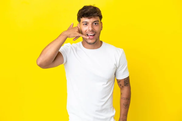 Junger Kaukasischer Gutaussehender Mann Isoliert Auf Gelbem Hintergrund Der Telefoniert — Stockfoto