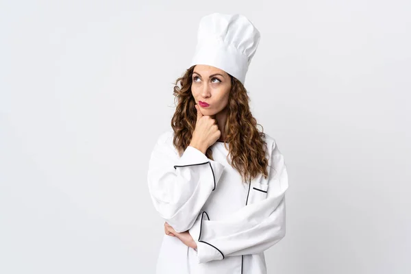 Beyaz Arka Planda Izole Edilmiş Genç Aşçı Kadın Şüpheleri Var — Stok fotoğraf