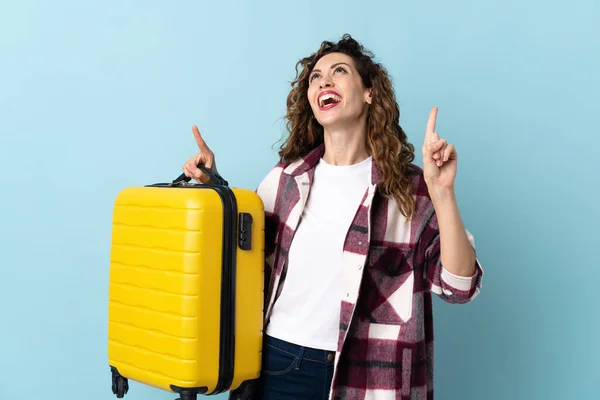 Νεαρή Καυκάσια Γυναίκα Απομονωμένη Μπλε Φόντο Διακοπές Ταξιδιωτική Βαλίτσα Και — Φωτογραφία Αρχείου