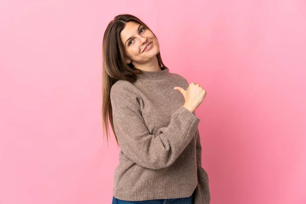 年轻的Slovak女人被隔离在粉红的背景下 自豪而又自我满足 — 图库照片