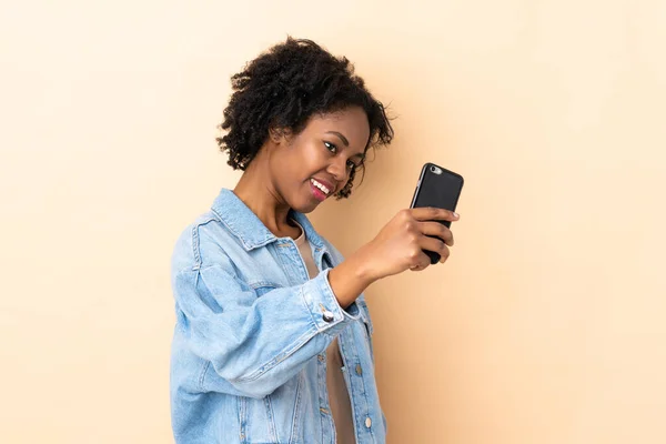 Jeune Femme Afro Américaine Isolée Sur Fond Beige Faisant Selfie — Photo