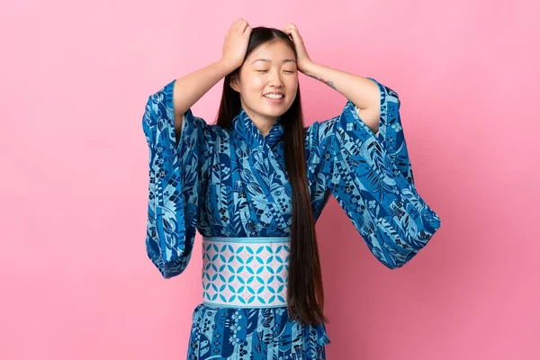 Joven Chica China Usando Kimono Sobre Fondo Aislado Riendo —  Fotos de Stock