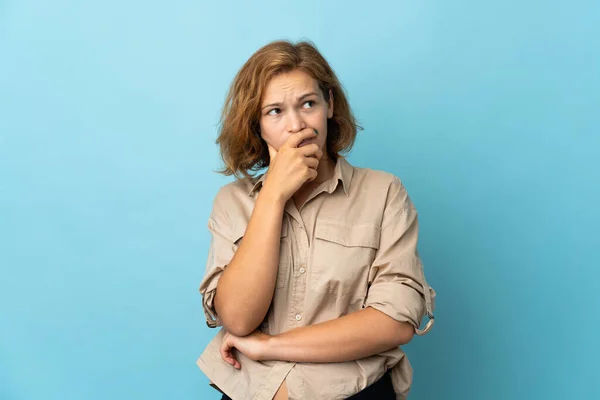 Jonge Georgische Vrouw Geïsoleerd Blauwe Achtergrond Met Twijfels Met Verwarrende — Stockfoto