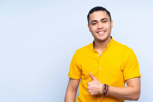 Asiático Guapo Hombre Sobre Aislado Fondo Dando Thumbs Arriba Gesto —  Fotos de Stock